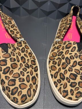 Tom’s Leopard Print Slip-On Canvas Shoes - Women - size 7